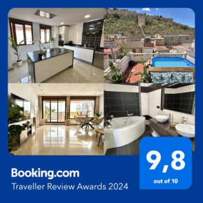 Casa con jacuzzi y piscina con vistas al castillo
